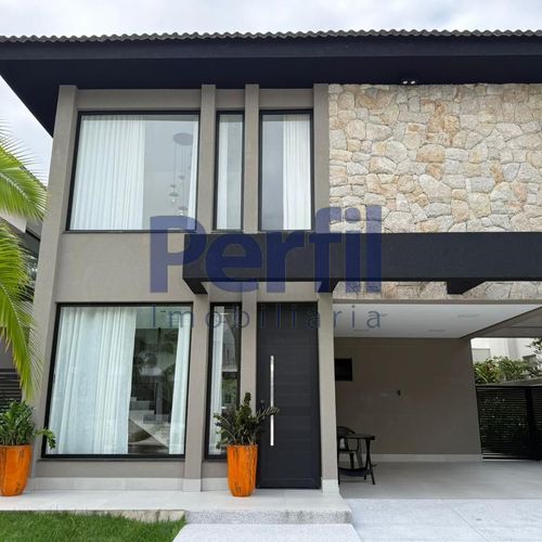 Sobrado, 4 Dormitórios ou +