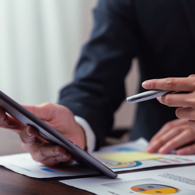 {{layout.imobiliaria.imb_razaosocial}}