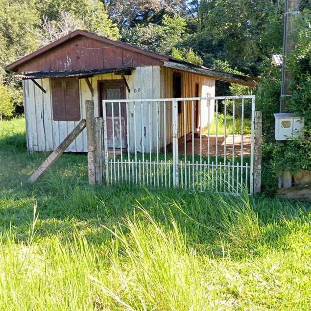 {{layout.imobiliaria.imb_razaosocial}}