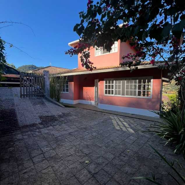 {{layout.imobiliaria.imb_razaosocial}}