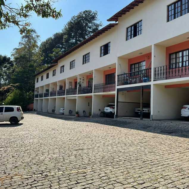 {{layout.imobiliaria.imb_razaosocial}}