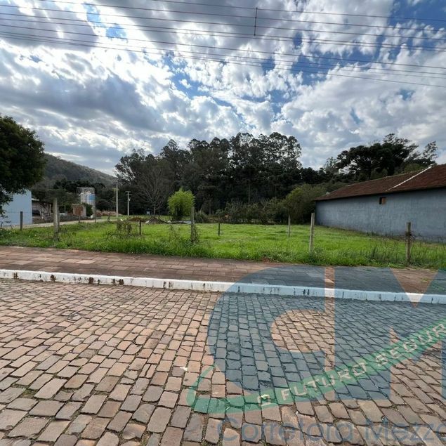 {{layout.imobiliaria.imb_razaosocial}}