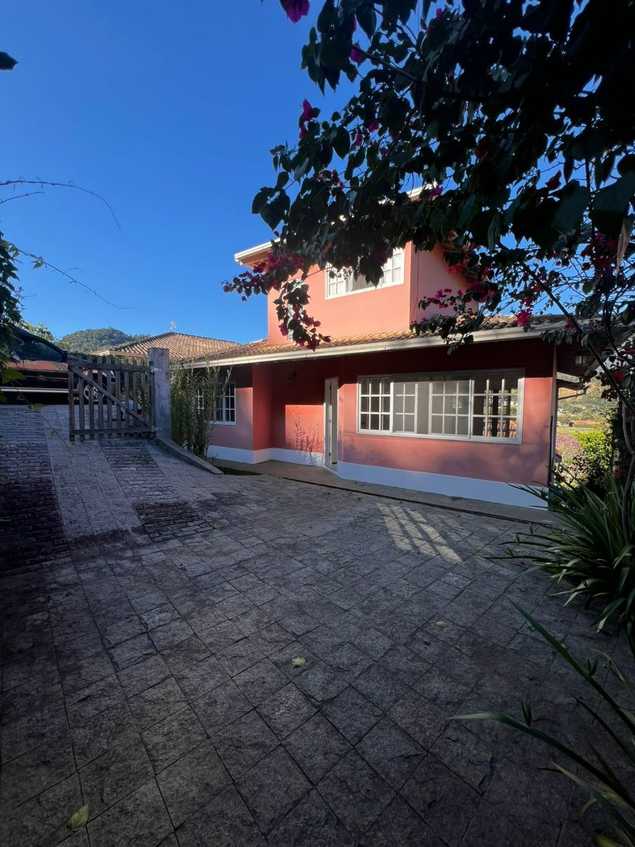 {{layout.imobiliaria.imb_razaosocial}}