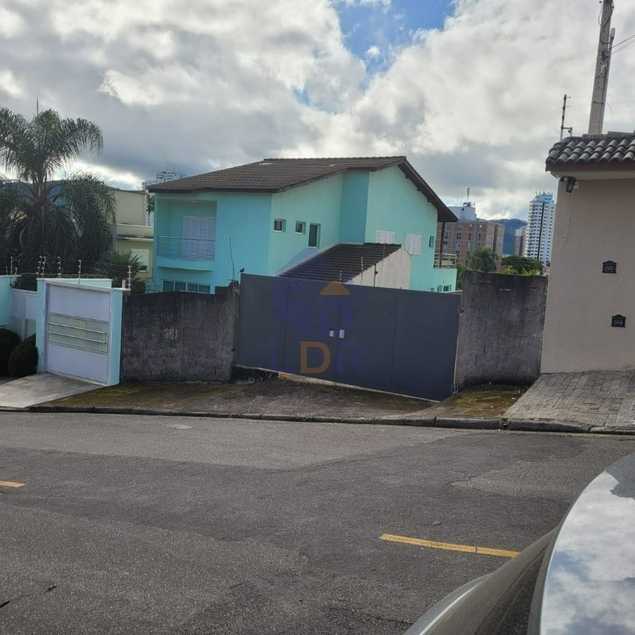 {{layout.imobiliaria.imb_razaosocial}}