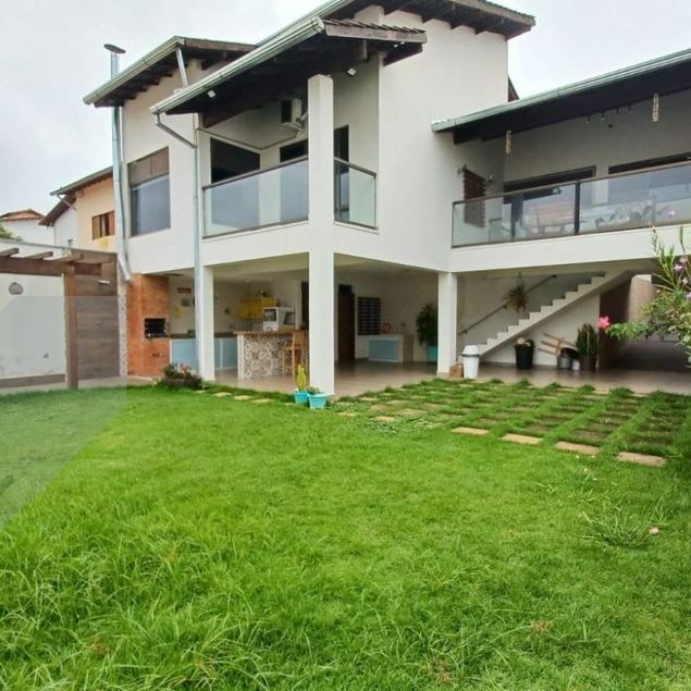 {{layout.imobiliaria.imb_razaosocial}}