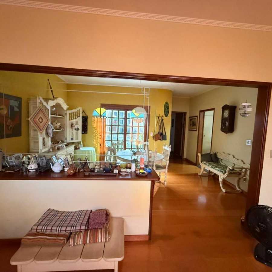 {{layout.imobiliaria.imb_razaosocial}}