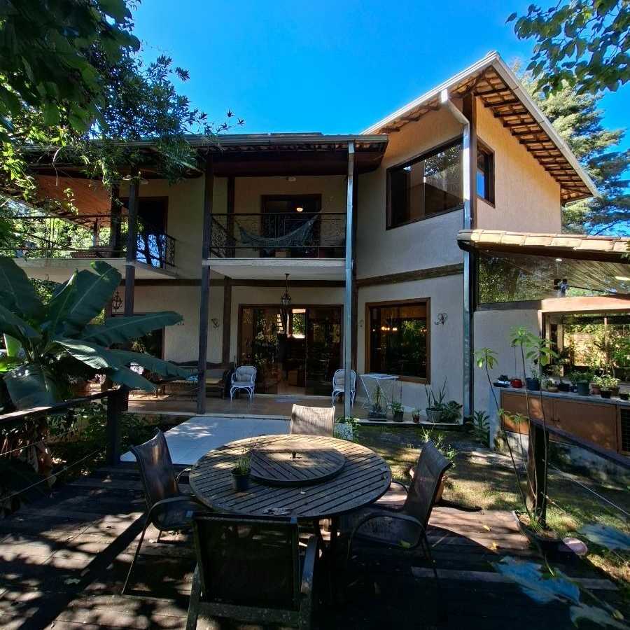 {{layout.imobiliaria.imb_razaosocial}}