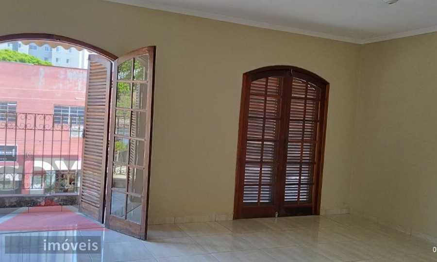 {{layout.imobiliaria.imb_razaosocial}}