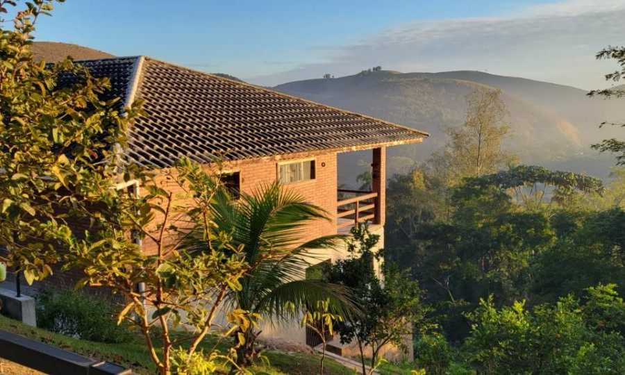 {{layout.imobiliaria.imb_razaosocial}}