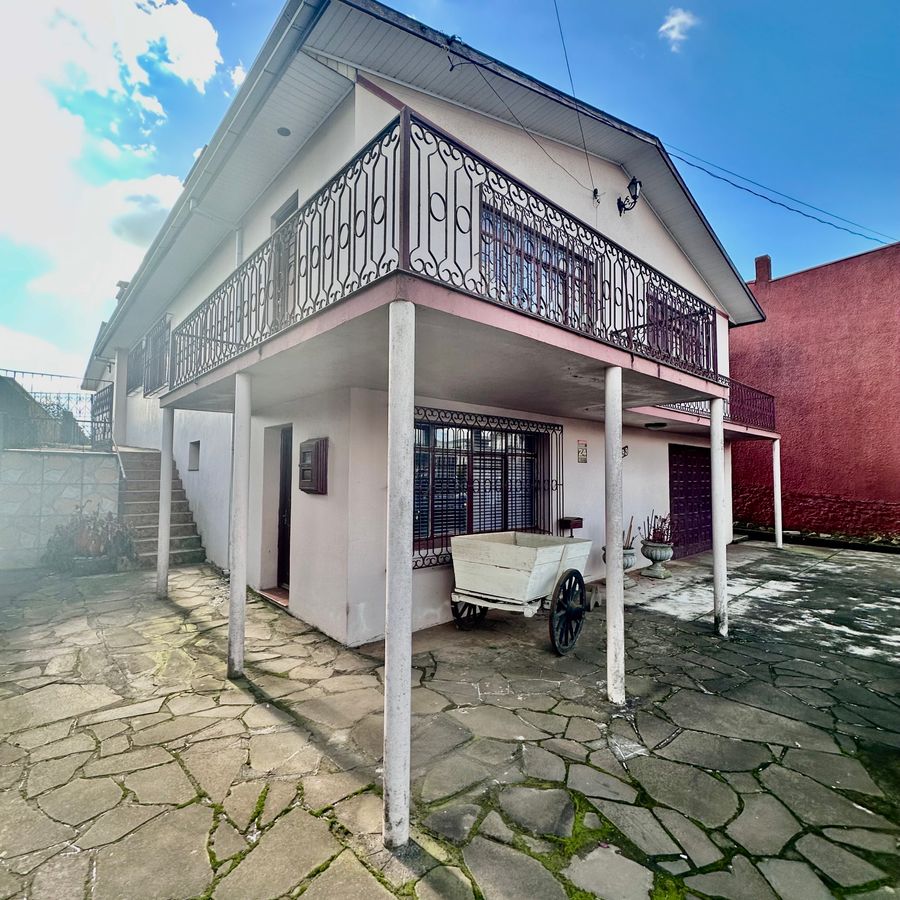 {{layout.imobiliaria.imb_razaosocial}}