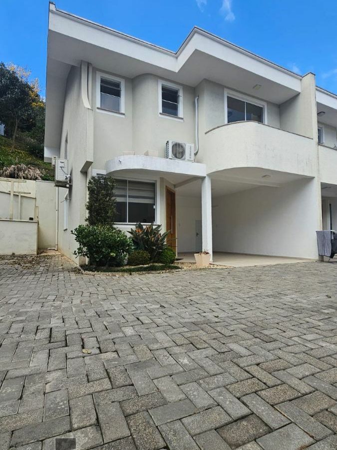 {{layout.imobiliaria.imb_razaosocial}}
